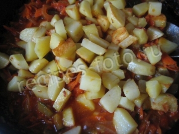Тушеная картошка с солеными огурцами