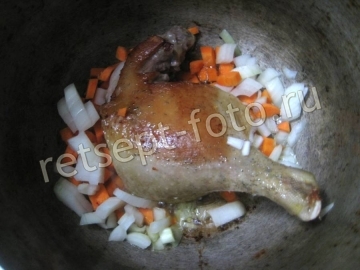 Тушеная картошка с уткой и грибами в духовке