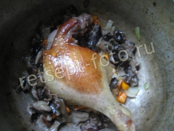 Тушеная картошка с уткой и грибами в духовке