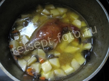 Тушеная картошка с уткой и грибами в духовке