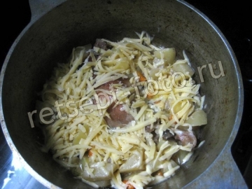 Тушеная картошка с уткой и грибами в духовке