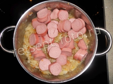 Тушеная квашеная капуста с сосисками