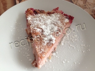 Творожная запеканка с изюмом, вишней и манкой в духовке