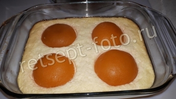 Творожная запеканка с консервированными персиками