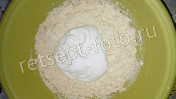 Творожная запеканка с манкой и изюмом в духовке