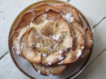 Творожная запеканка с цедрой и яблоками "Роза"