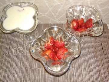 Творожное желе с клубникой и бананом