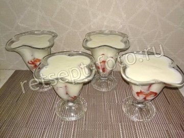Творожное желе с клубникой и бананом