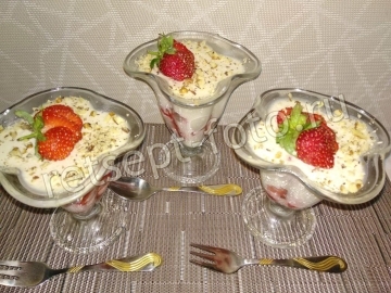 Творожное желе с клубникой и бананом