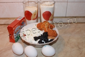Творожные кексы с изюмом и курагой в силиконовых формочках