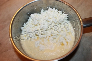 Творожные кексы с изюмом и курагой в силиконовых формочках