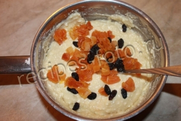 Творожные кексы с изюмом и курагой в силиконовых формочках
