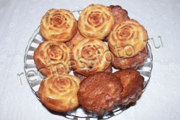 Творожные кексы с изюмом и курагой в силиконовых формочках