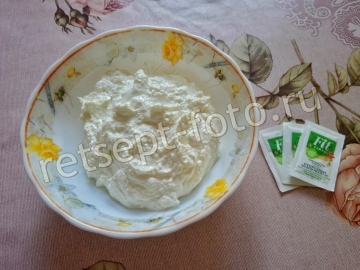Творожный десерт с фруктами и хлебцами