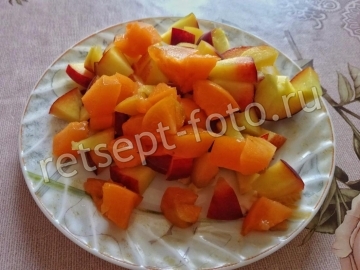 Творожный десерт с фруктами и хлебцами
