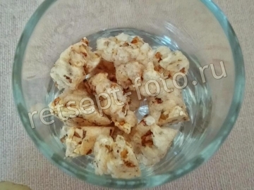 Творожный десерт с фруктами и хлебцами