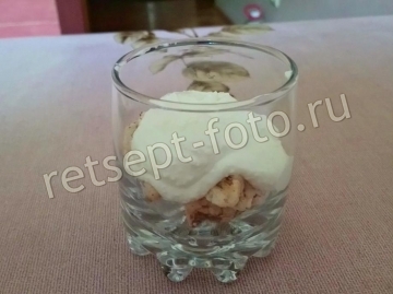 Творожный десерт с фруктами и хлебцами