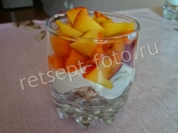 Творожный десерт с фруктами и хлебцами