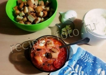 Украинский борщ с говядиной и сухариками