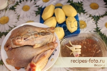 Утиные окорочка с картошкой в духовке