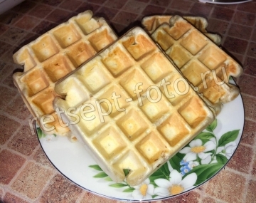 Вафли с овсяными хлопьями на молоке в вафельнице для детей