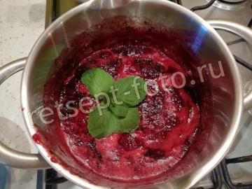 Варенье из жимолости с клубникой