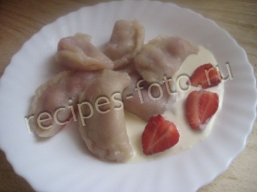 Вареники с клубникой на кефире без яиц