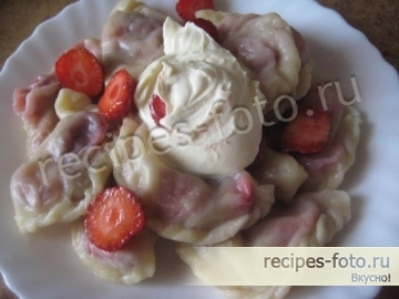 Вареники с клубникой
