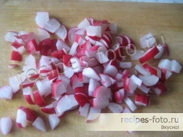 Весенний салат из огурцов и редиса