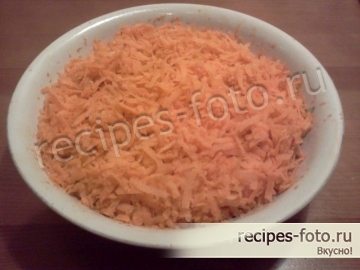 Витаминный салат из свежей моркови с сыром и чесноком
