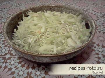 Вкусный праздничный салат с беконом и свежей капустой