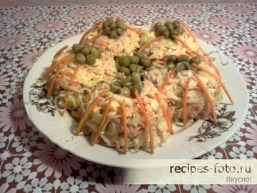 Вкусный праздничный салат с беконом и свежей капустой