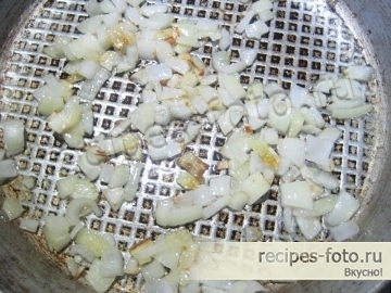 Вкусный салат с грибами жареными, солеными огурцами, морковью и картошкой