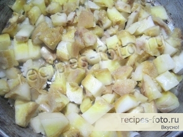 Вкусный салат с грибами жареными, солеными огурцами, морковью и картошкой
