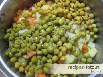 Вкусный салат с грибами жареными, солеными огурцами, морковью и картошкой