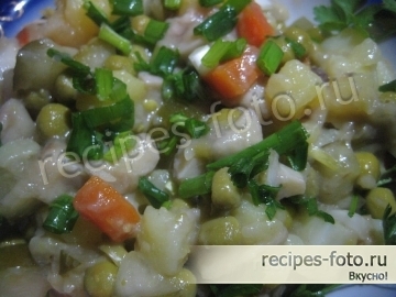 Вкусный салат с грибами жареными, солеными огурцами, морковью и картошкой