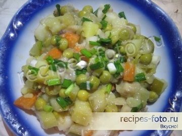 Вкусный салат с грибами жареными, солеными огурцами, морковью и картошкой