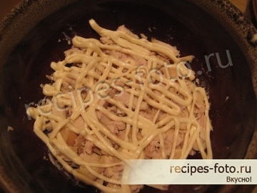 Вкусный салат с курицей и хреном слоями