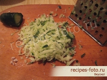 Вкусный салат с курицей и хреном слоями