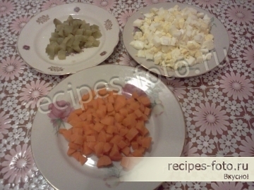 Вкусный зимний салат с соленой скумбрией и яйцом