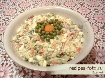 Вкусный зимний салат с соленой скумбрией и яйцом