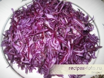 Вкусный салат со свежей красной капустой и яйцом