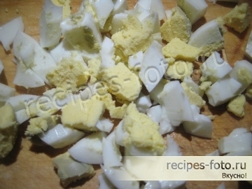 Вкусный салат со свежей красной капустой и яйцом