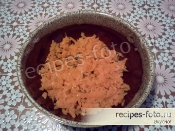 Вкусный слоеный салат с крабовыми палочками и морской капустой