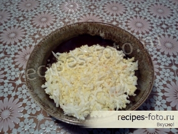 Вкусный слоеный салат с крабовыми палочками и морской капустой