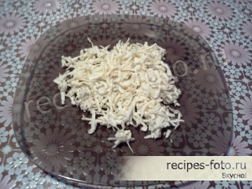 Вкусный слоеный салат с крабовыми палочками и морской капустой