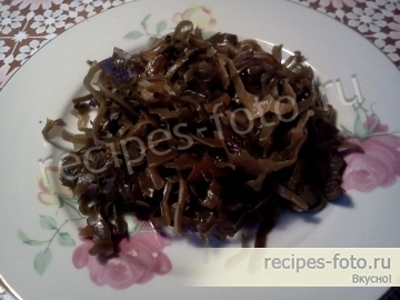 Вкусный слоеный салат с крабовыми палочками и морской капустой