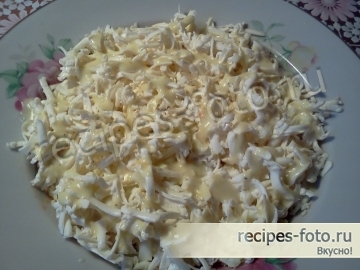 Вкусный слоеный салат с крабовыми палочками и морской капустой