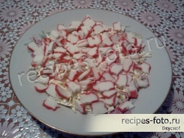 Вкусный слоеный салат с крабовыми палочками и морской капустой