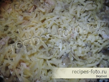 Вкусный жульен с курицей и грибами на сковороде